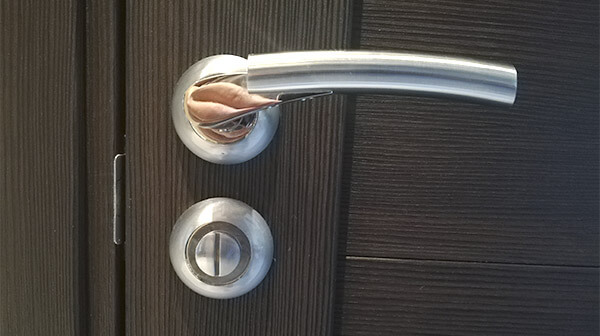 Специалист произвел ремонт межкомнатной ручки