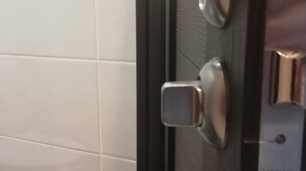 Мастер выполнил установку защелки на межкомнатную дверь Мастер выполнил установку защелки на межкомнатную дверь